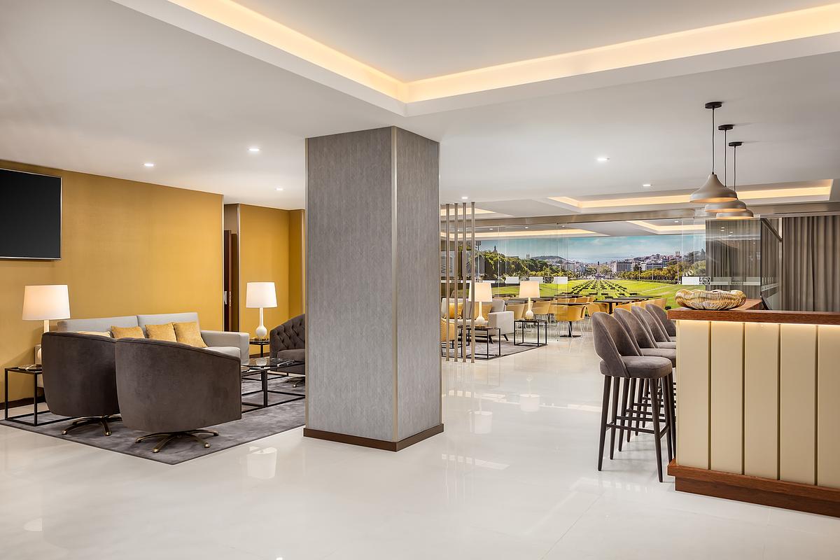 Lobby do Empire Marqu&ecirc;s Hotel com ilumina&ccedil;&atilde;o contempor&acirc;nea