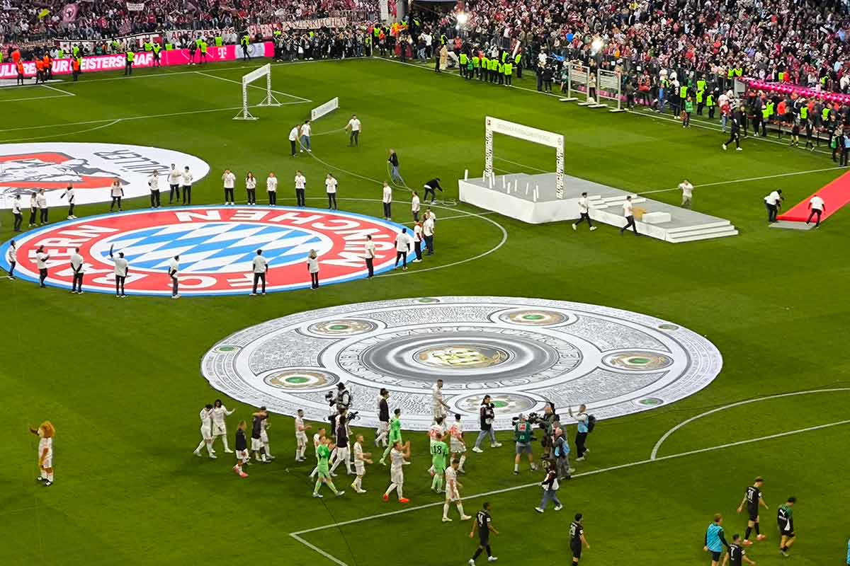 Die Spieler feierten ausgiebig mit Bierduschen