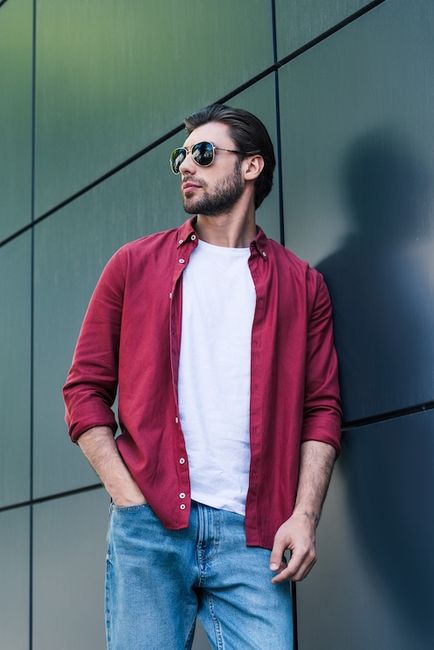 Lehnende Model-Pose