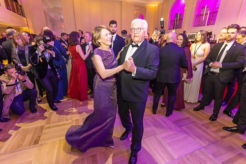 President Steinmeier and his wife dance among guests at the Bundespresseball 2024 gala.