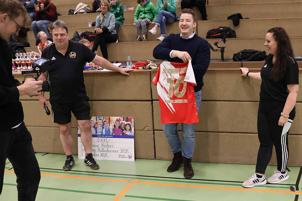Sponsor Jannik Busch bekommt ein signiertes Trikot der Ibbenbürener Kickers überreicht
