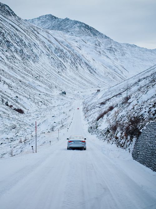 Mercedes Benz S-Klasse im verschneiten Gebirge.