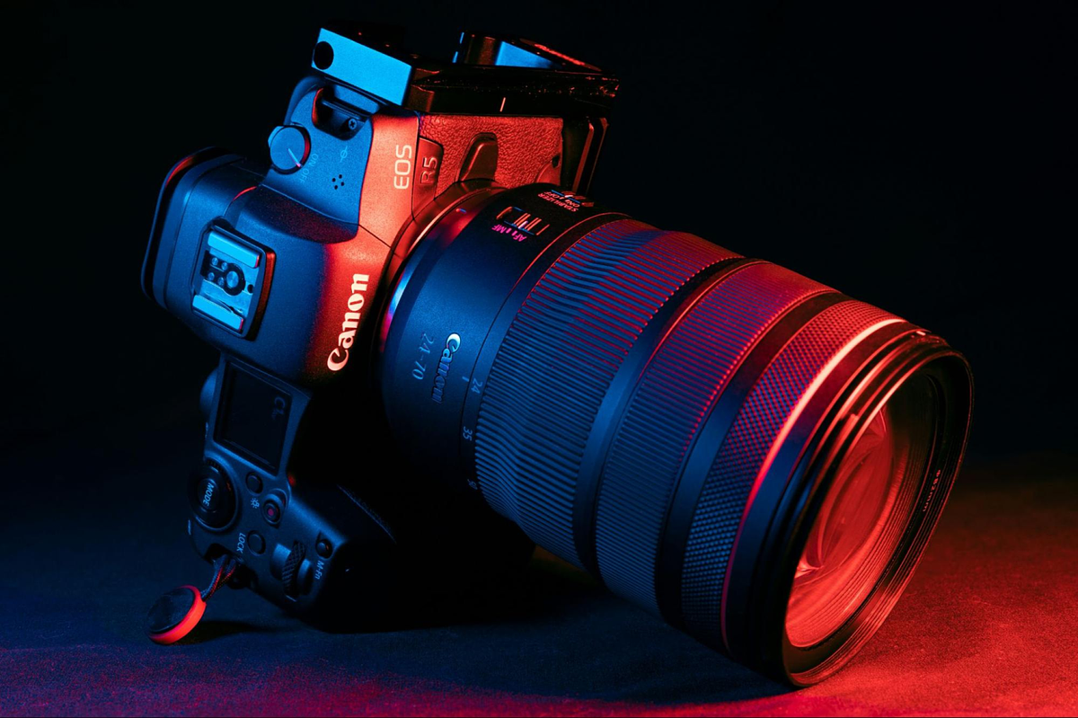 Cámara DSLR en luz roja