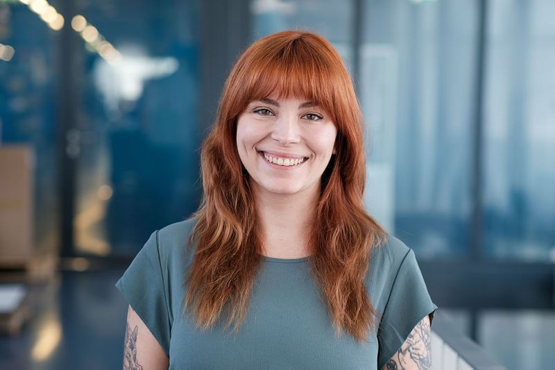 Strahlende Mitarbeitende: Business Portraits in ihrem Unternehmen