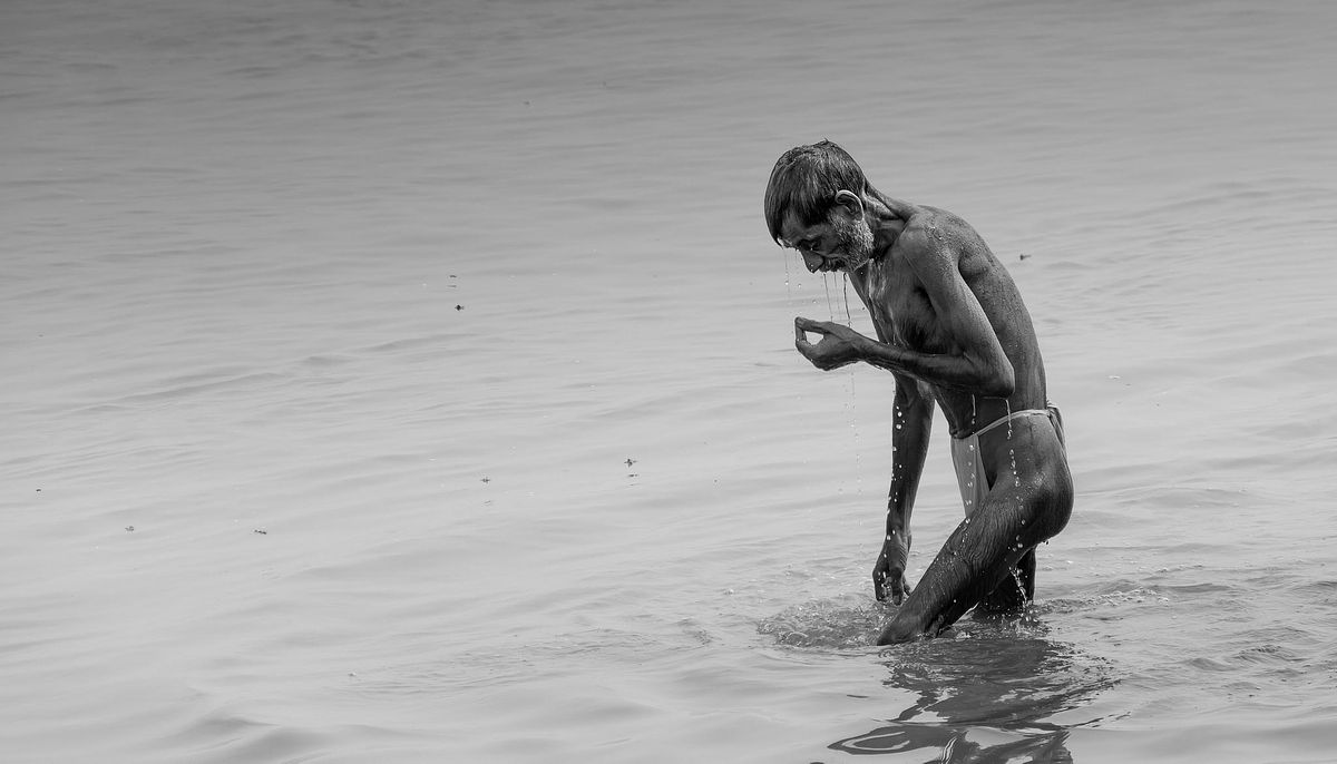 old man, bathing, without clothes, river, water, summer