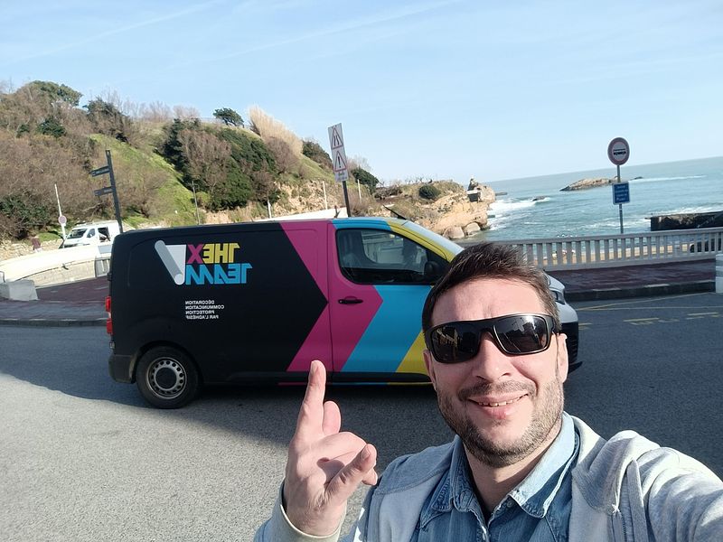 Une semaine de transformation : covering sur mesure pour les caisses enregistreuses et les clôtures environnantes