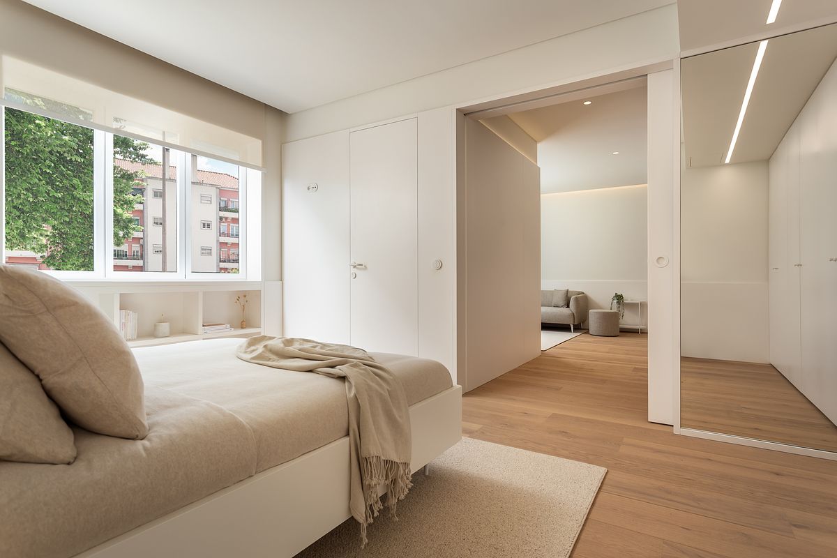 Fotografia de no Apartamento Reabilitado na Av. Roma, Lisboa, projeto do ATELIÊ 22.