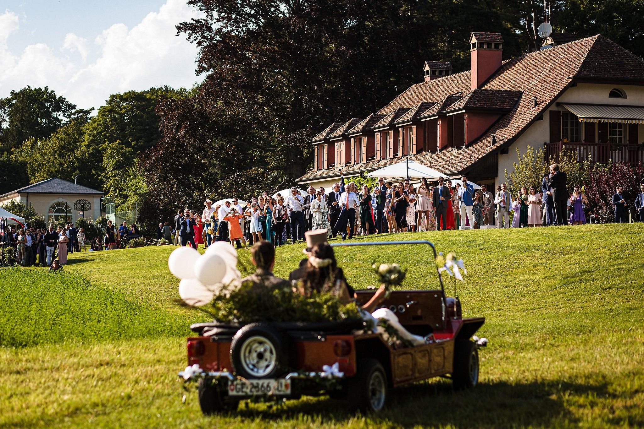 Couple de mari&eacute;s qui arrivent en Jeep au cocktail &agrave; Gen&egrave;ve captur&eacute; par S&eacute;bastien CLAVEL photographe de Mariage &agrave; Lyon et Gen&egrave;ve