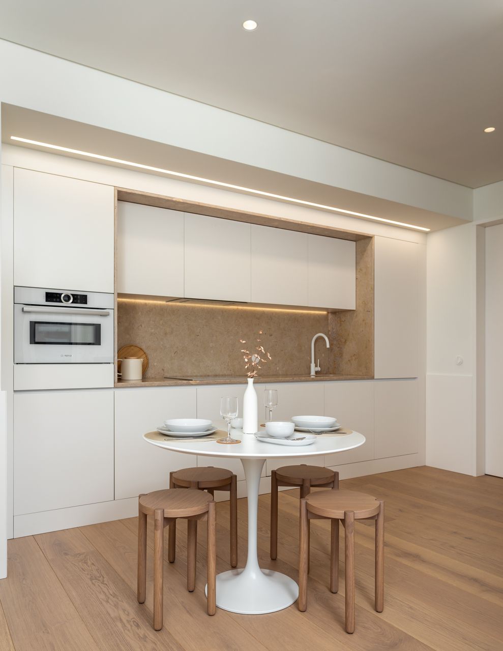 Fotografia de no Apartamento Reabilitado na Av. Roma, Lisboa, projeto do ATELIÊ 22.