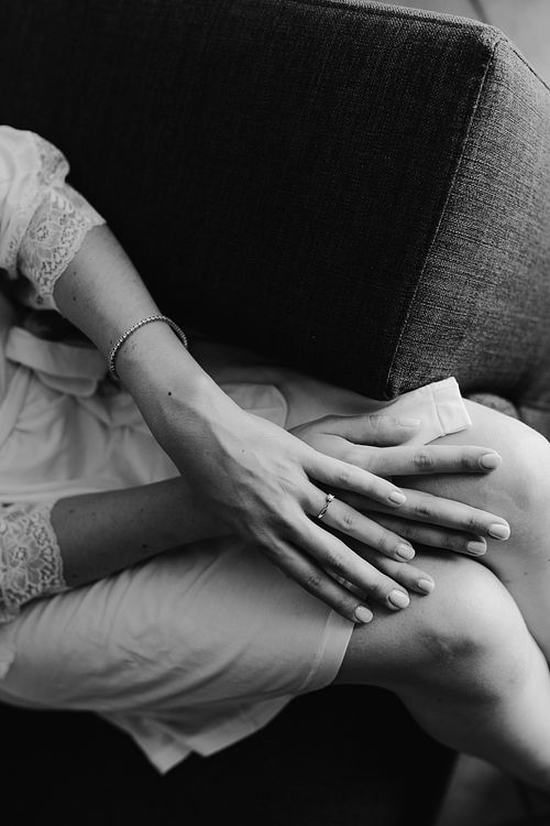 Le mani della sposa in attesa di indossare l'abito elegante