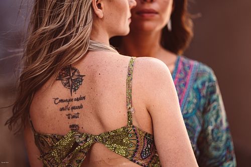 "coppia romantica taglio tatuaggio dietro la schiena"