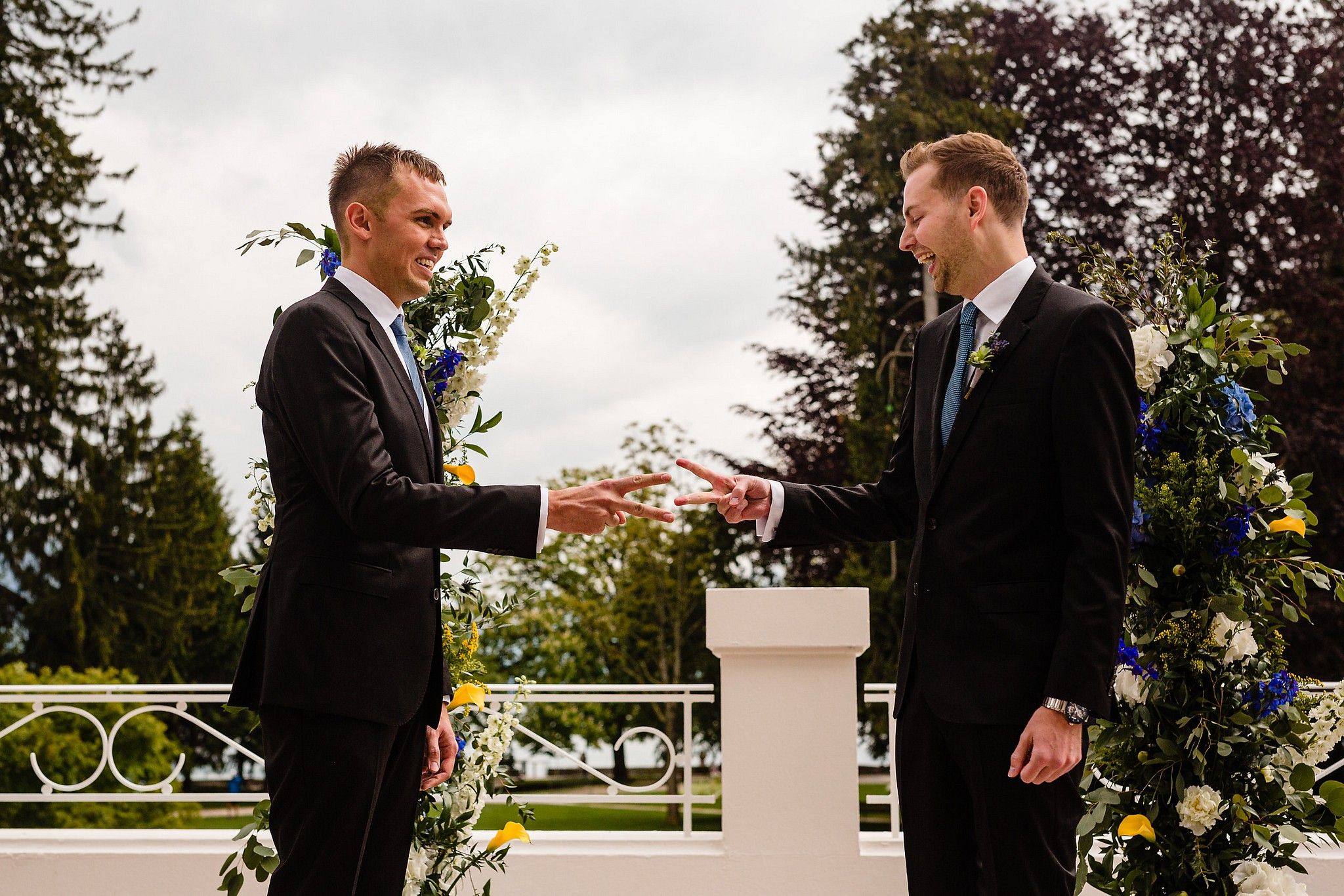 Couple de mari&eacute;s pendant mariage gay qui joue captur&eacute; par S&eacute;bastien CLAVEL photographe de Mariage &agrave; Lyon et Gen&egrave;ve