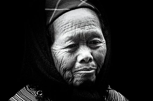 Portrait d'une femme pris en photo de rue à Sapa au Vietnam