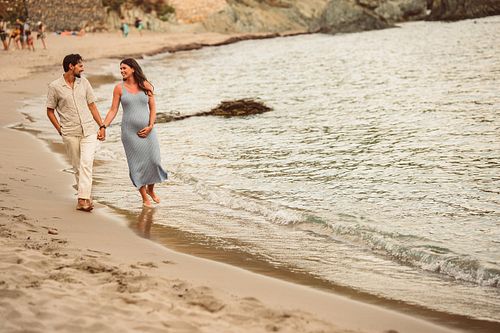 coppia in attesa passeggia a Masua, Fotografo Gravidanza Cagliari Sud Sardegna