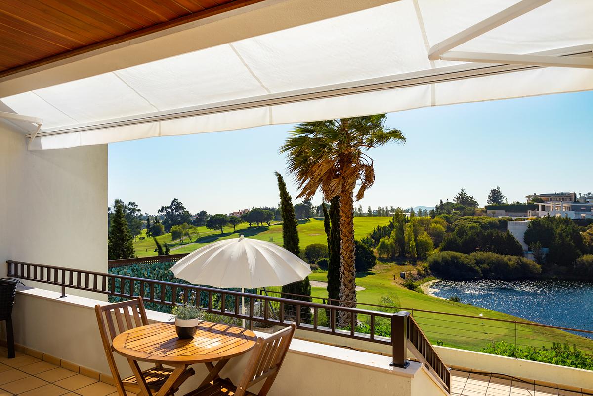 Terra&ccedil;o com vista para os campos de golfe no Belas Clube de Campo &ndash; fotografia de arquitetura residencial