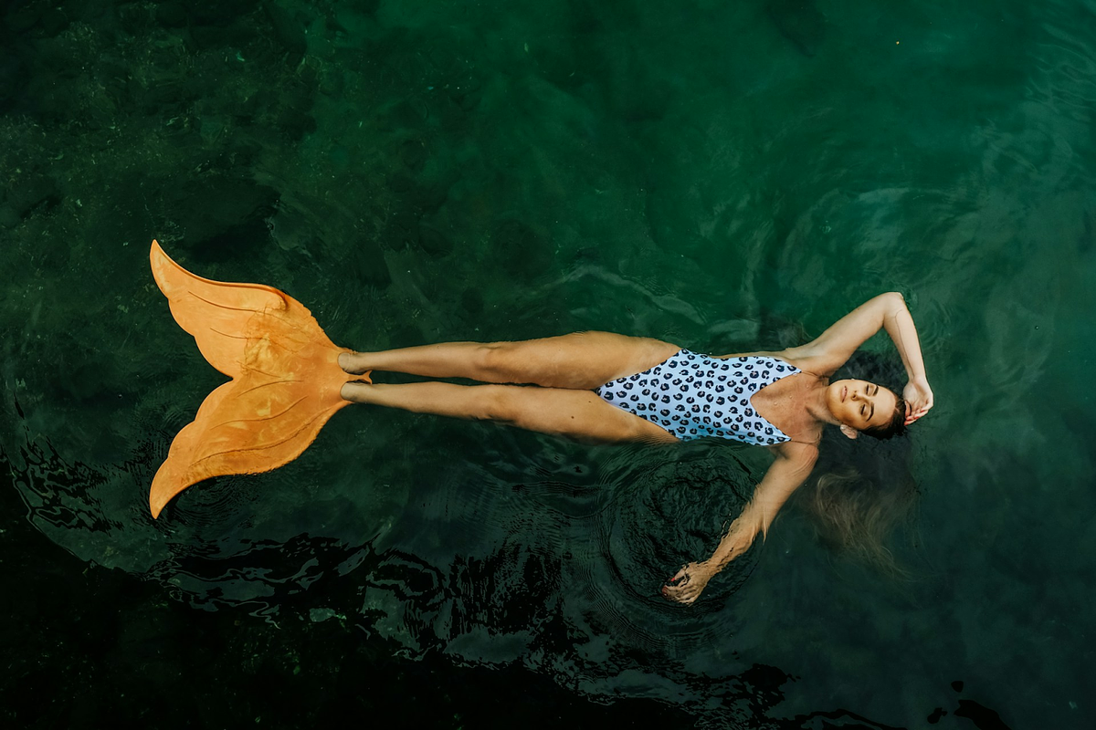 un mannequin féminin posant en maillot de bain dans une piscine