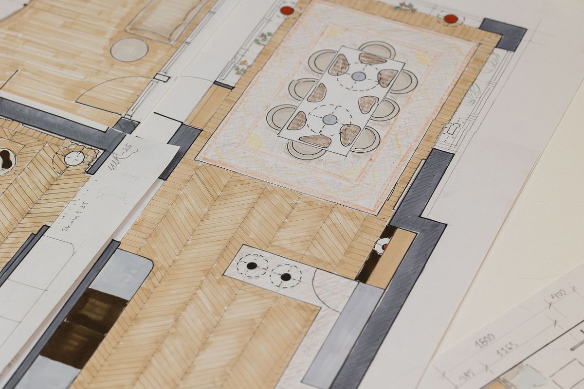 N&auml;rbild av f&auml;rglagd planritning med m&ouml;blering och m&ouml;nsterlagd golvstruktur, som del av inredningsplanering.