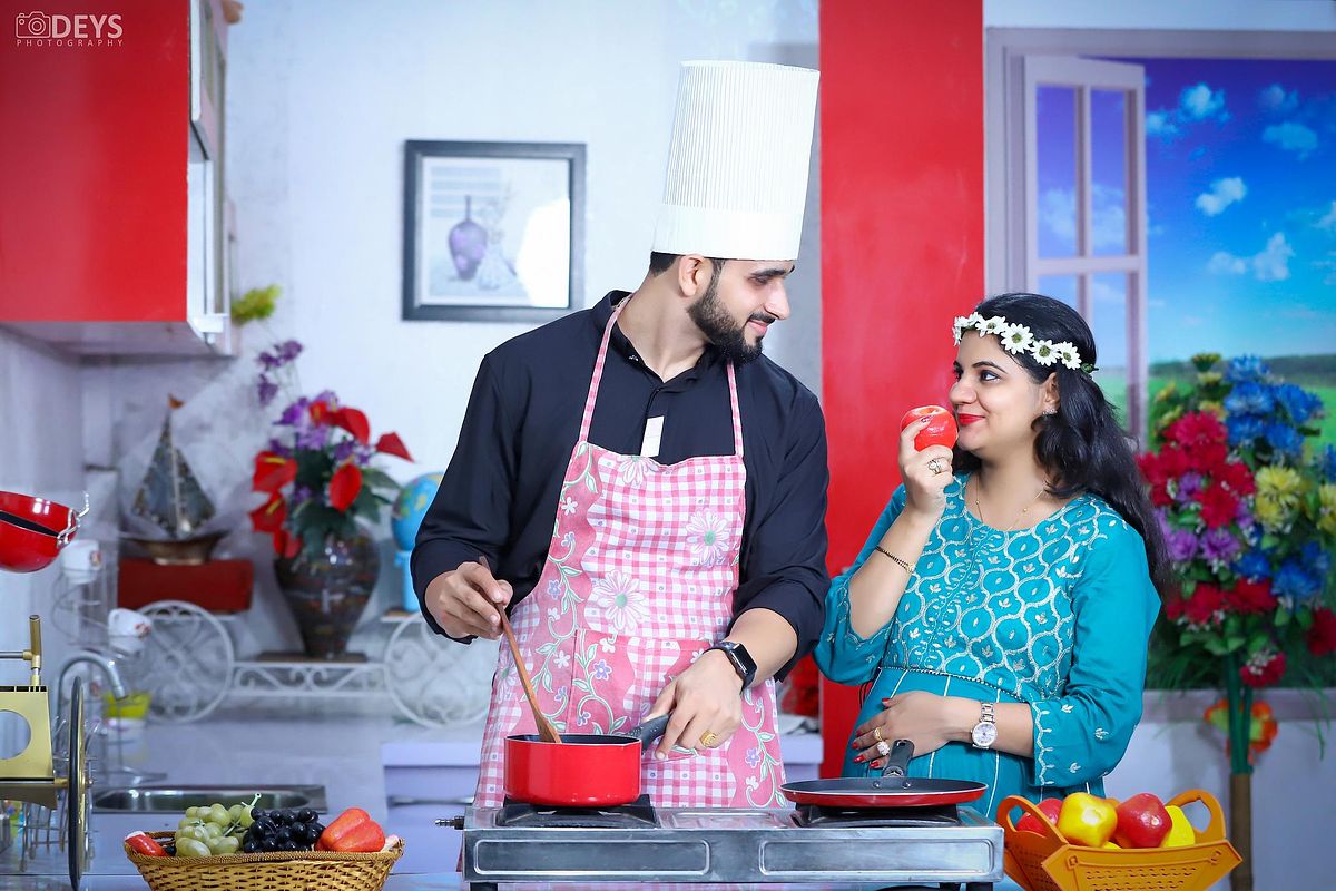 Theme studio maternity pictures with husband in Sonipat