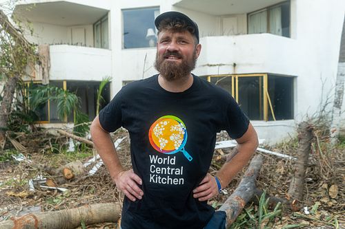 Humanitarian work by World Central Kitchen in Acapulco following Hurricane Otis — photojournalism by David Andrade