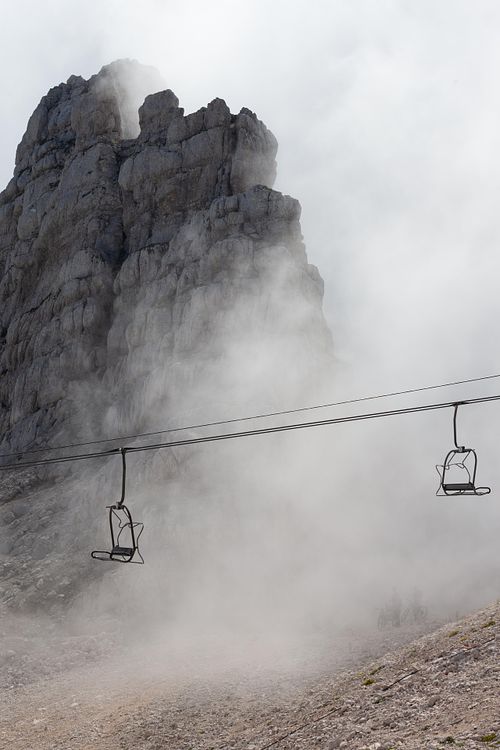 Silhouette mécanique isolée dans un vaste paysage brumeux.