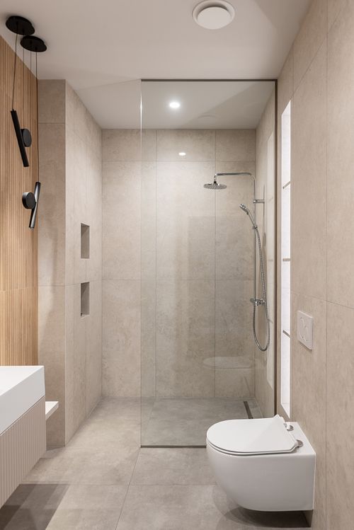 Wide-frame view of minimalist bathroom illuminated by warm light – Columna project