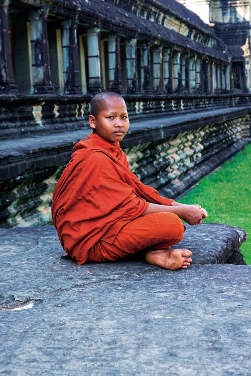 Portrait d'un jeune bonze en recueillement dans le temple d'Angkor au Cambodge