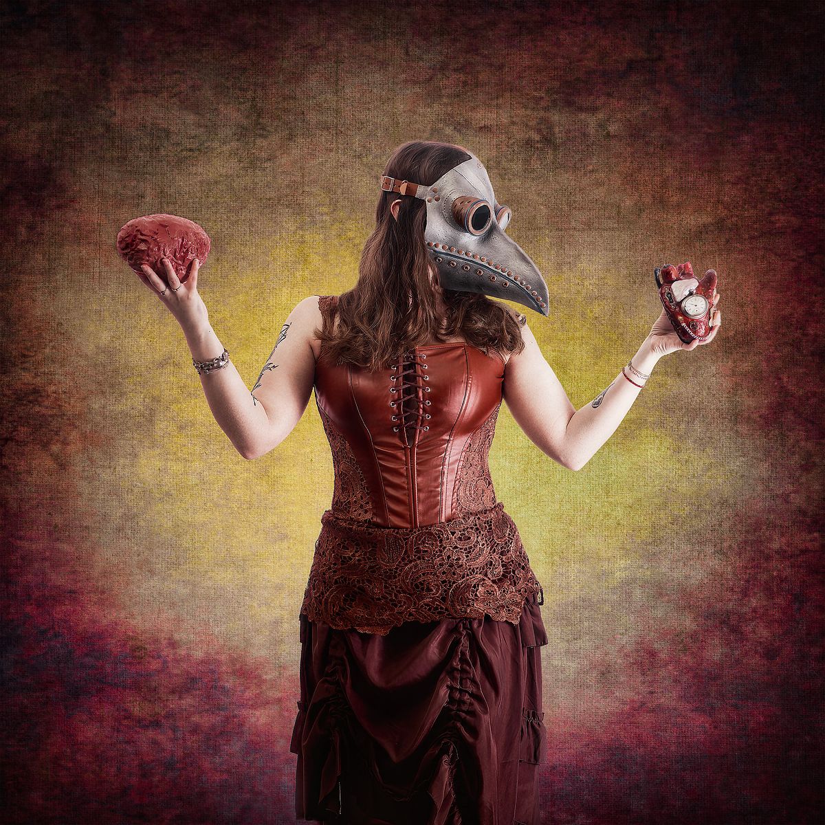 photo tarot L&rsquo;Alchimiste, femme steampunk &eacute;gyptienne tenant c&oelig;ur et cerveau en qu&ecirc;te d&rsquo;&eacute;quilibre