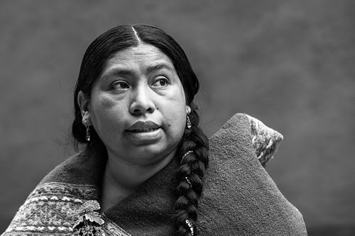 Portrait noir et blanc d'une femme du Pérou