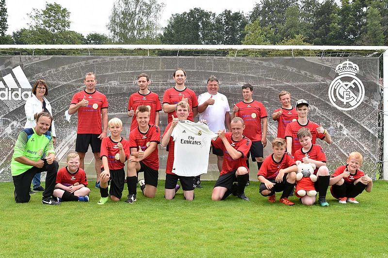 Real Madrid überreicht Ibbenbürener Kickers ein signiertes Toni Kroos Trikot