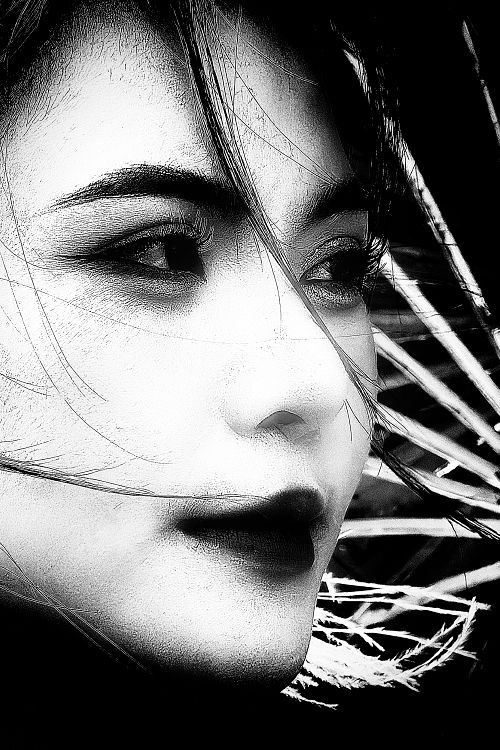 Portrait d'une jeune femme prise en photo de rue à Hanoï au Vietnam