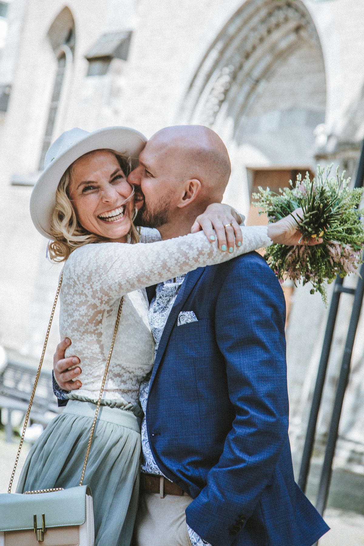 Braut und Br&auml;utigam umarmen sich liebevoll und z&auml;rtlich, ungestellter Moment bei den Brautpaar-Portraits in der N&auml;he von K&ouml;ln.