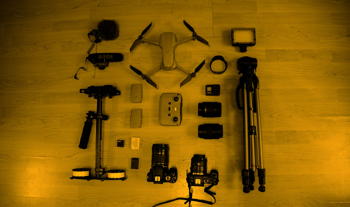 Equipamentos de câmera mantidos em uma mesa de madeira