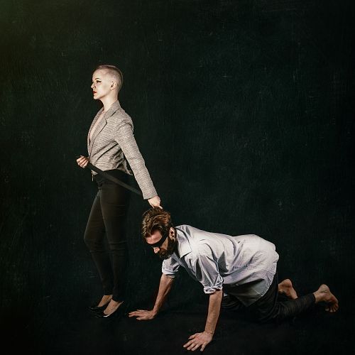 Femme dominant un homme à quatre pattes en laisse, clin d’œil moderne à Pornocrates de Félicien Rops, inversion des rôles de genre et symbolique du pouvoir.