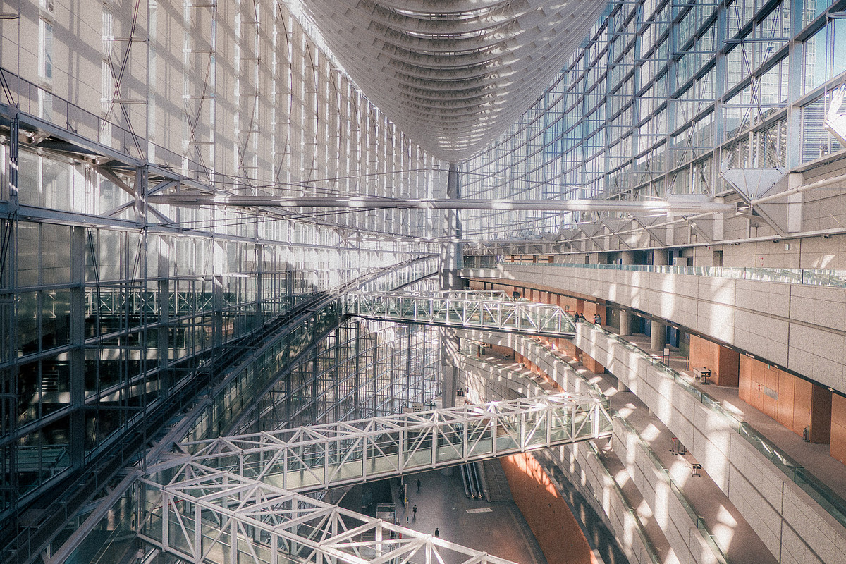 Atrium de verre et d'acier du Forum international de Tokyo vu depuis les passerelles