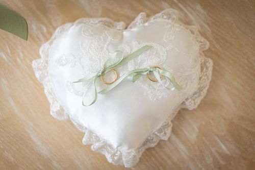 "cuscino anellini raso con nastri verdi"