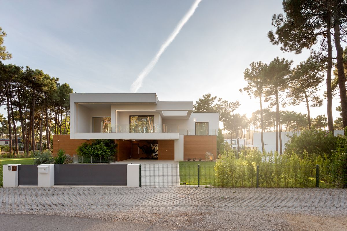 Fotografia de moradia contempor&acirc;nea na Herdade da Aroeira ao p&ocirc;r do sol