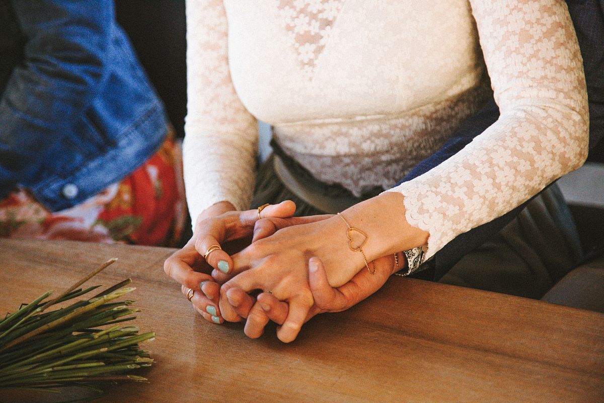 Detailaufnahme der H&auml;nde von Braut und Br&auml;utigam, die sich w&auml;hrend der standesamtlichen Zeremonie halten, Hochzeitsfotografie K&ouml;ln.