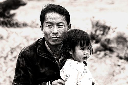 Portrait d'un homme et d'un enfant pris en photo de rue à Sapa au Vietnam