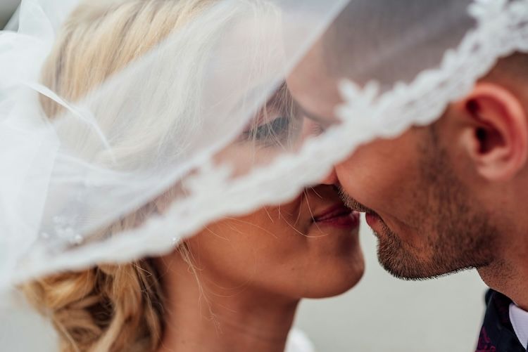 Casal se beijando em close-up