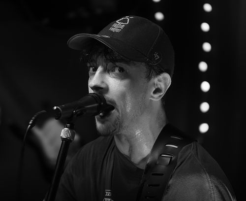 Warren Ireland – The Black Market Venue, WarsopThe Black Market Venue lit up last night with the sound of Warren Ireland, one of Nottingham’s finest looping artists, delivering a set that was equal parts inventive and uplifting.Armed with his loop