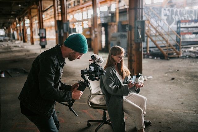 Fotografo che filma una modella