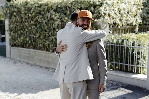 Eleganti preparativi dello sposo in camera matrimonio raffinato Tenuta Santi Giacomo e Filippo Urbino