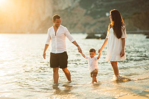 "passeggiata in acqua coppia con bambino a Masua Pan Di Zucchero Sardegna"