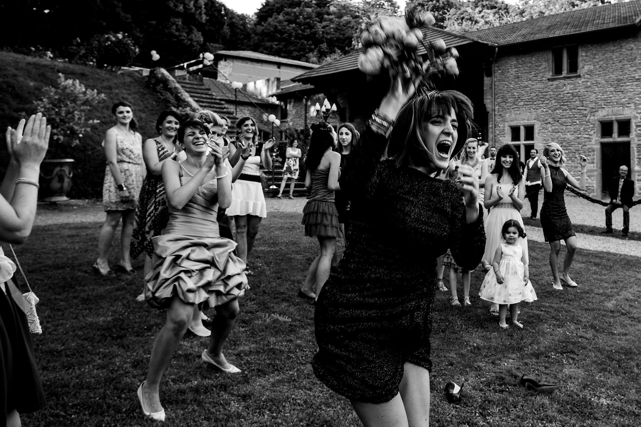 T&eacute;moin de la mari&eacute;e surexcit&eacute;e car elle a attrap&eacute; le bouquet pendant le lancer captur&eacute; par S&eacute;bastien CLAVEL photographe de Mariage &agrave; Lyon et Gen&egrave;ve