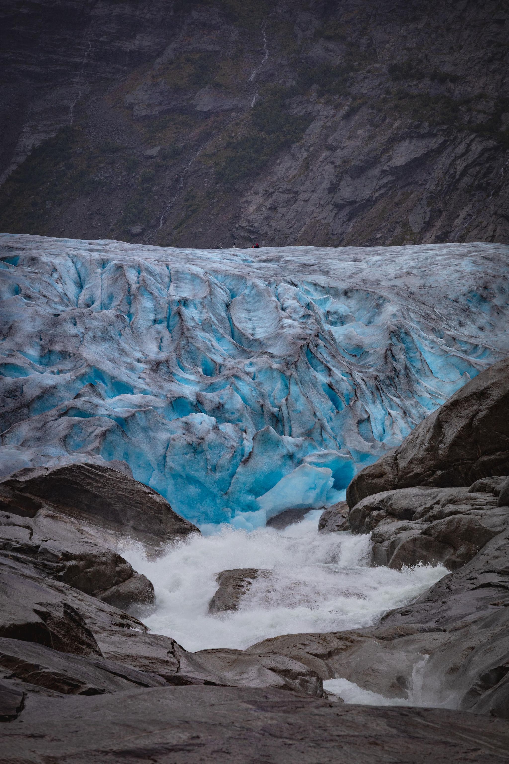 Couloir rocheux menant à une masse glaciaire.