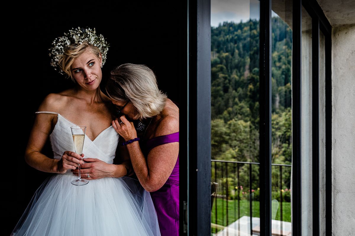 Tarif Photographe Mariage - Sebastien CLAVEL Photographe - Moment tendre entre la mari&eacute;e et sa maman, partageant un secret et du champagne avant la c&eacute;r&eacute;monie