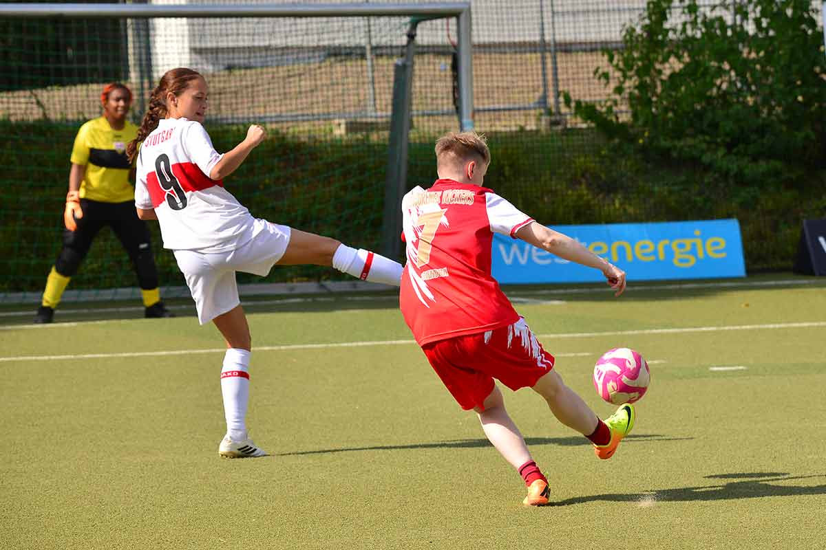 Unsere Sandra beim Torschuss gegen den VfB Stuttgart