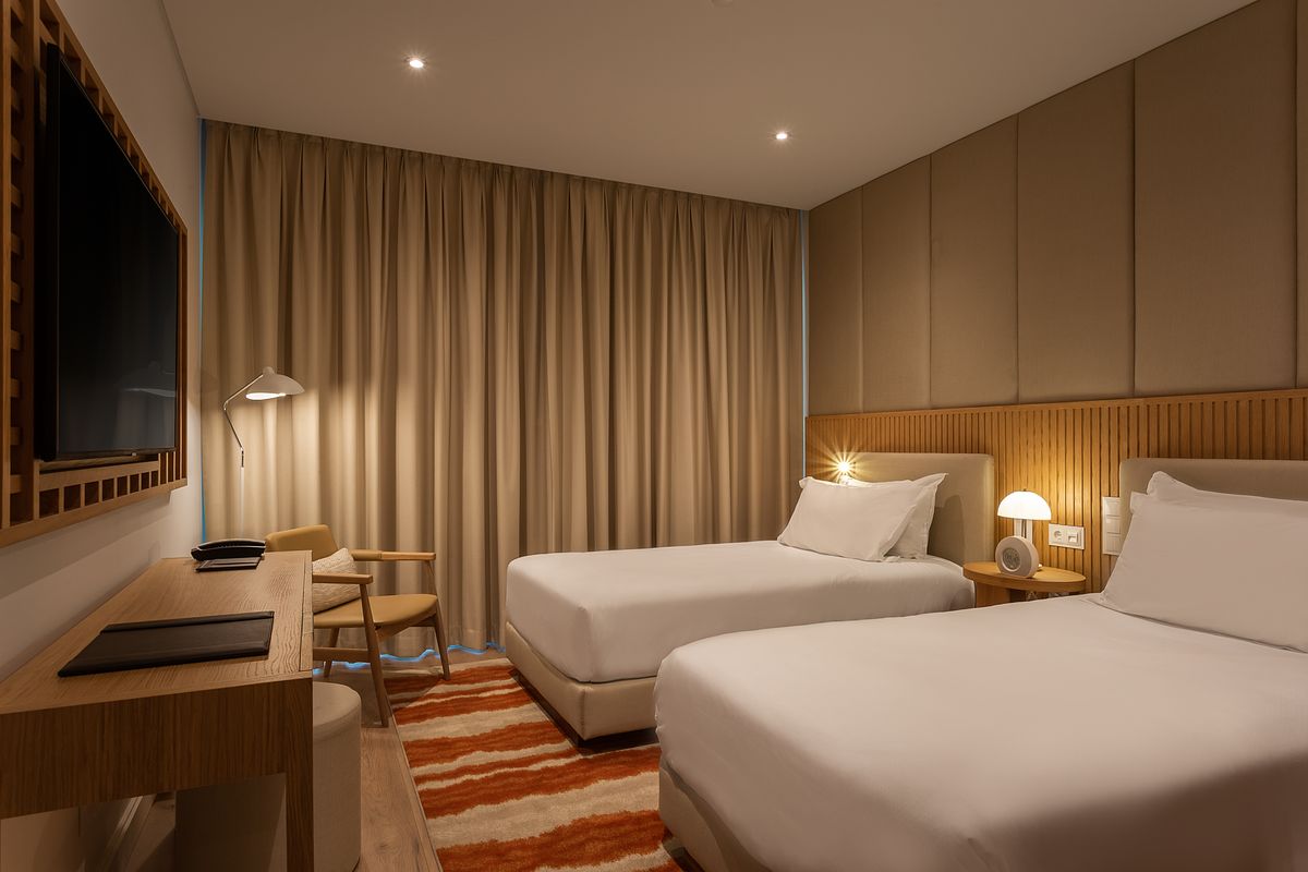Hyatt Regency Lisboa Twin Bed Room at Night