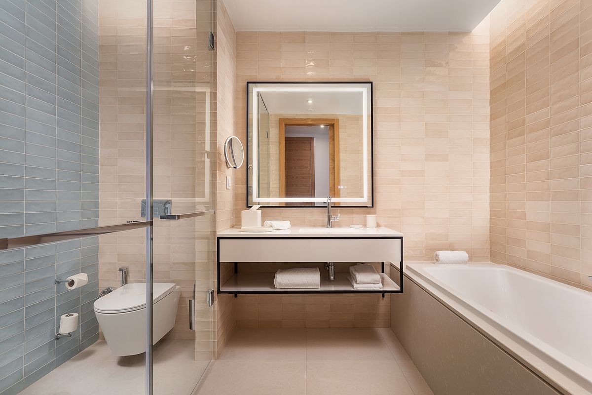 Hyatt Regency Lisboa Queen Bed Room Bathroom