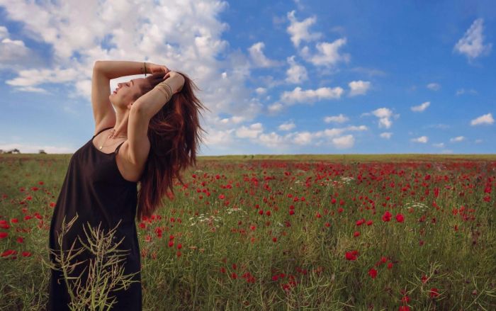 Un modèle féminin posant dans la verdure